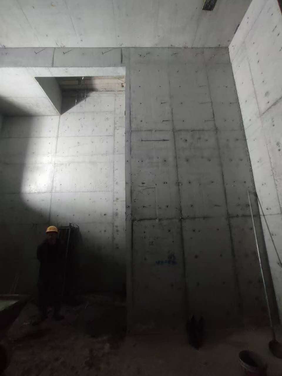 大理墙上开槽钢筋断了有影响吗